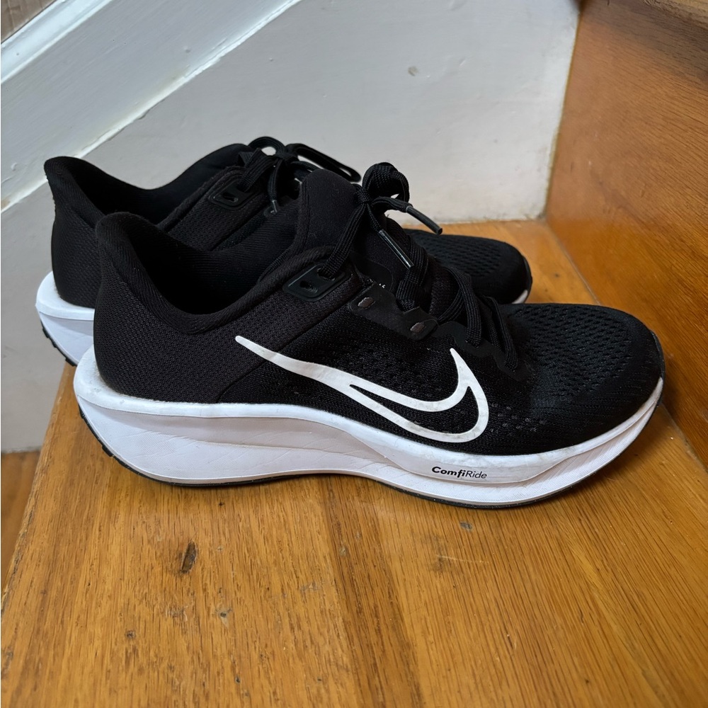 Nike Women's Black and White Athletic Shoes